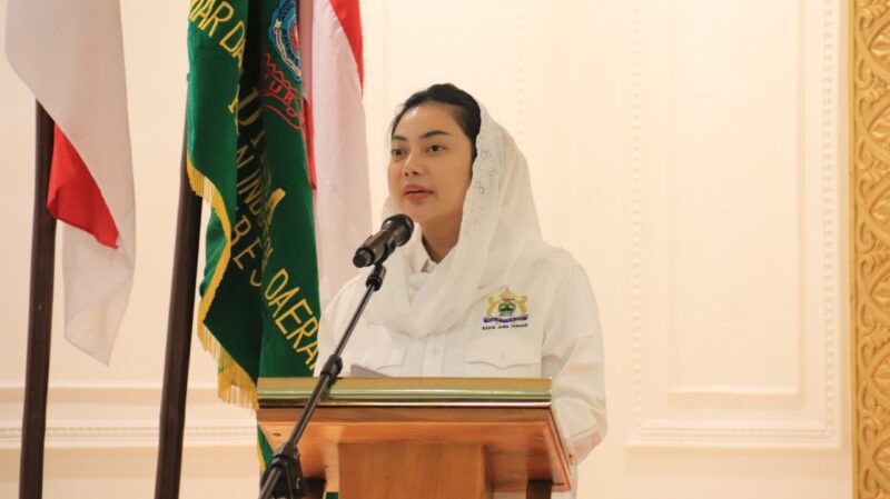 Bupati Paramitha memberikan sambutan di acara halal bihalal Kadin Brebes, Sabtu (25/4). Foto: dok humas