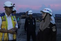 Bupati Paramitha dan Wabup Wurja meninjau pembangunan sekolah rakyat, Senin (27/4). Foto: dok humas