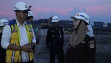 Bupati Paramitha dan Wabup Wurja meninjau pembangunan sekolah rakyat, Senin (27/4). Foto: dok humas