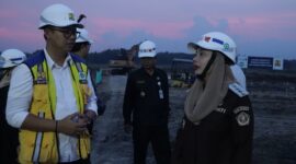 Bupati Paramitha dan Wabup Wurja meninjau pembangunan sekolah rakyat, Senin (27/4). Foto: dok humas