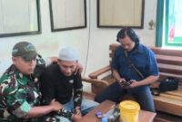 Didik Galih R, pelaku penipuan yang mengaku anggota TNI, diamankan anggota intel Kodim 0713/Brebes terkait kasus penipuan masuk Kopassus di Brebes, Sabtu (4/4/2026). Foto: Tangkapan layar video/Ist