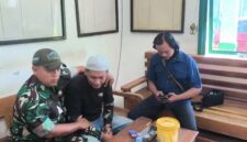 Didik Galih R, pelaku penipuan yang mengaku anggota TNI, diamankan anggota intel Kodim 0713/Brebes terkait kasus penipuan masuk Kopassus di Brebes, Sabtu (4/4/2026). Foto: Tangkapan layar video/Ist