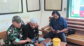 Didik Galih R, pelaku penipuan yang mengaku anggota TNI, diamankan anggota intel Kodim 0713/Brebes terkait kasus penipuan masuk Kopassus di Brebes, Sabtu (4/4/2026). Foto: Tangkapan layar video/Ist