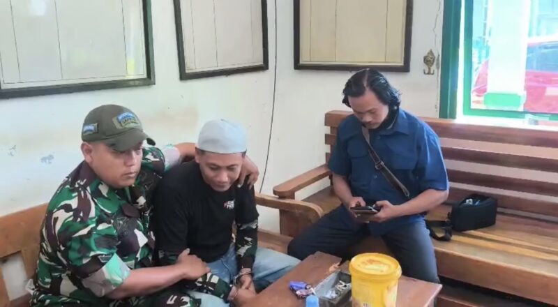 Didik Galih R, pelaku penipuan yang mengaku anggota TNI, diamankan anggota intel Kodim 0713/Brebes terkait kasus penipuan masuk Kopassus di Brebes, Sabtu (4/4/2026). Foto: Tangkapan layar video/Ist