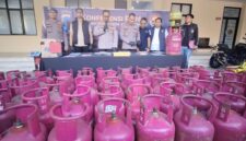 Kapolres Brebes AKBP Lilik Ardhiansyah saat mengungkap kasus pengoplosan gas LPG bersubsidi dalam konferensi pers di Brebes, Jumat (10/4/2026). Foto: tangkapan layar video
