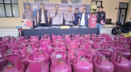 Kapolres Brebes AKBP Lilik Ardhiansyah saat mengungkap kasus pengoplosan gas LPG bersubsidi dalam konferensi pers di Brebes, Jumat (10/4/2026). Foto: tangkapan layar video