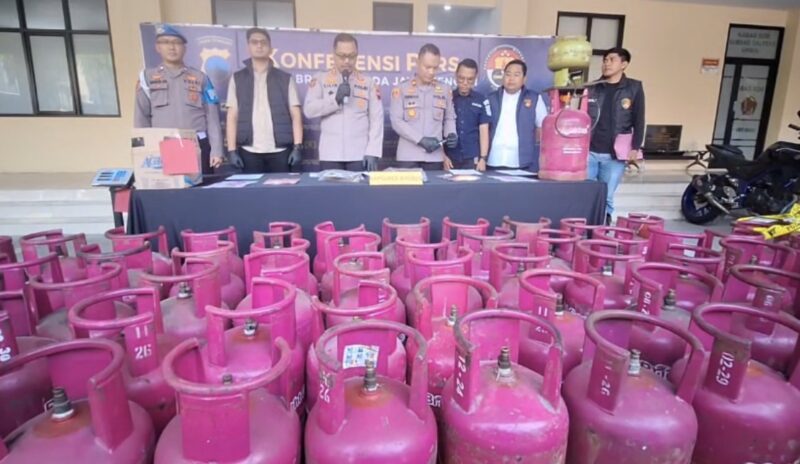 Kapolres Brebes AKBP Lilik Ardhiansyah saat mengungkap kasus pengoplosan gas LPG bersubsidi dalam konferensi pers di Brebes, Jumat (10/4/2026). Foto: tangkapan layar video