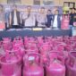 Kapolres Brebes AKBP Lilik Ardhiansyah saat mengungkap kasus pengoplosan gas LPG bersubsidi dalam konferensi pers di Brebes, Jumat (10/4/2026). Foto: tangkapan layar video