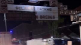 Gapura perbatasan Brebes–Cirebon di Kecamatan Losari tampak rusak dan kusam. Foto: Ist