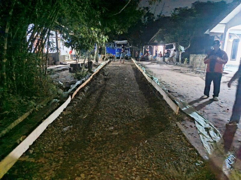 Pembangunan jalan betonisasi kp. Cibogo RT 01/04 Desa Pasanggrahan Kecamatan Solear
