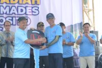 Komisaris Utama BPR BKK (Perseroda) JawaTengah Masrofi emmberikan kunci hadiah mobil honda Brio Satya kepada Riyanti yang di terima Kepala Cabang kantor BPR BKK Kecamatan Mandiraja  Sigit.(foto/doc)