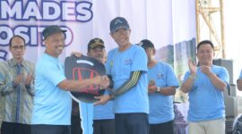 Komisaris Utama BPR BKK (Perseroda) JawaTengah Masrofi emmberikan kunci hadiah mobil honda Brio Satya kepada Riyanti yang di terima Kepala Cabang kantor BPR BKK Kecamatan Mandiraja  Sigit.(foto/doc)