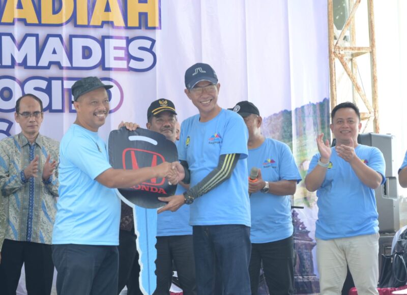 Komisaris Utama BPR BKK (Perseroda) JawaTengah Masrofi emmberikan kunci hadiah mobil honda Brio Satya kepada Riyanti yang di terima Kepala Cabang kantor BPR BKK Kecamatan Mandiraja  Sigit.(foto/doc)