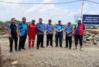Kepala Dinas Sosial Kabupaten Brebes, Imam Baihaqi mendampingi petugas dari kementrian PU RI saat meninjau pembangunan sekolah rakyat. Foto: doc Dinsos

 

 