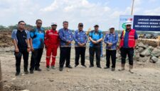 Kepala Dinas Sosial Kabupaten Brebes, Imam Baihaqi mendampingi petugas dari kementrian PU RI saat meninjau pembangunan sekolah rakyat. Foto: doc Dinsos

 

 