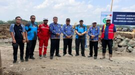Kepala Dinas Sosial Kabupaten Brebes, Imam Baihaqi mendampingi petugas dari kementrian PU RI saat meninjau pembangunan sekolah rakyat. Foto: doc Dinsos

 

 