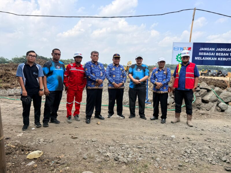 Kepala Dinas Sosial Kabupaten Brebes, Imam Baihaqi mendampingi petugas dari kementrian PU RI saat meninjau pembangunan sekolah rakyat. Foto: doc Dinsos

 

 