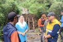 Bupati Brebes Paramitha Widya Kusum (tengah) saat meninjau Jembatan Kalibuntu yang ambruk di Desa Cilibur, Paguyangan, Brebes, Sabtu (4/4/2026). Foto: Ist