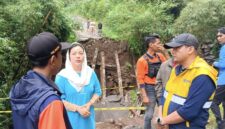 Bupati Brebes Paramitha Widya Kusum (tengah) saat meninjau Jembatan Kalibuntu yang ambruk di Desa Cilibur, Paguyangan, Brebes, Sabtu (4/4/2026). Foto: Ist