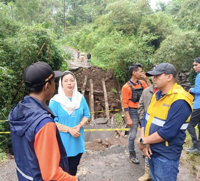 Bupati Brebes Paramitha Widya Kusum (tengah) saat meninjau Jembatan Kalibuntu yang ambruk di Desa Cilibur, Paguyangan, Brebes, Sabtu (4/4/2026). Foto: Ist
