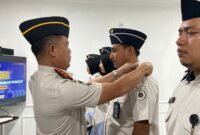 Kalapas Brebes Gowim Mahali menyematkan kenaikan pangkat kepada 11 pegawai, Senin (6/4/2026). Foto: kiriman warga