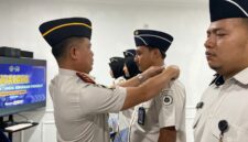 Kalapas Brebes Gowim Mahali menyematkan kenaikan pangkat kepada 11 pegawai, Senin (6/4/2026). Foto: kiriman warga