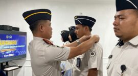 Kalapas Brebes Gowim Mahali menyematkan kenaikan pangkat kepada 11 pegawai, Senin (6/4/2026). Foto: kiriman warga