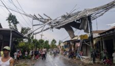 Puluhan rumah di desa Cipelem, Bulakamba ambruk diterjang angin kencang, Senin sore (28/4/2026). Foto: ist

 

 
