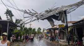 Puluhan rumah di desa Cipelem, Bulakamba ambruk diterjang angin kencang, Senin sore (28/4/2026). Foto: ist

 

 