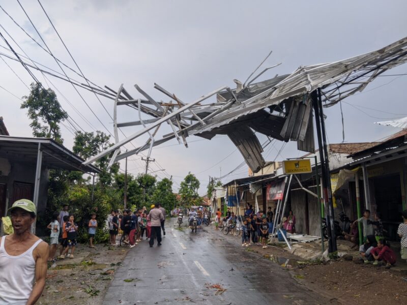 Puluhan rumah di desa Cipelem, Bulakamba ambruk diterjang angin kencang, Senin sore (28/4/2026). Foto: ist

 

 