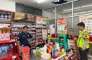 Petugas Inafis Polres Brebes melakukan olah tempat kejadian perkara di sebuah minimarket di jalur Pantura, Desa Pejagan, Kecamatan Tanjung, Brebes, yang dibobol pencuri pada Jumat dinihari, (17/4/ 2026). Foto: Kiriman warga