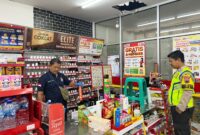 Petugas Inafis Polres Brebes melakukan olah tempat kejadian perkara di sebuah minimarket di jalur Pantura, Desa Pejagan, Kecamatan Tanjung, Brebes, yang dibobol pencuri pada Jumat dinihari, (17/4/ 2026). Foto: Kiriman warga