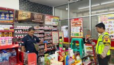 Petugas Inafis Polres Brebes melakukan olah tempat kejadian perkara di sebuah minimarket di jalur Pantura, Desa Pejagan, Kecamatan Tanjung, Brebes, yang dibobol pencuri pada Jumat dinihari, (17/4/ 2026). Foto: Kiriman warga