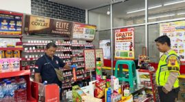 Petugas Inafis Polres Brebes melakukan olah tempat kejadian perkara di sebuah minimarket di jalur Pantura, Desa Pejagan, Kecamatan Tanjung, Brebes, yang dibobol pencuri pada Jumat dinihari, (17/4/ 2026). Foto: Kiriman warga