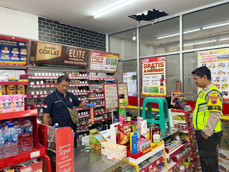 Petugas Inafis Polres Brebes melakukan olah tempat kejadian perkara di sebuah minimarket di jalur Pantura, Desa Pejagan, Kecamatan Tanjung, Brebes, yang dibobol pencuri pada Jumat dinihari, (17/4/ 2026). Foto: Kiriman warga