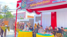 Kalpas Brebes Gowim Mahali menghadiri pemusnahan barang bukti di Kejari Brebes. Fot: ist