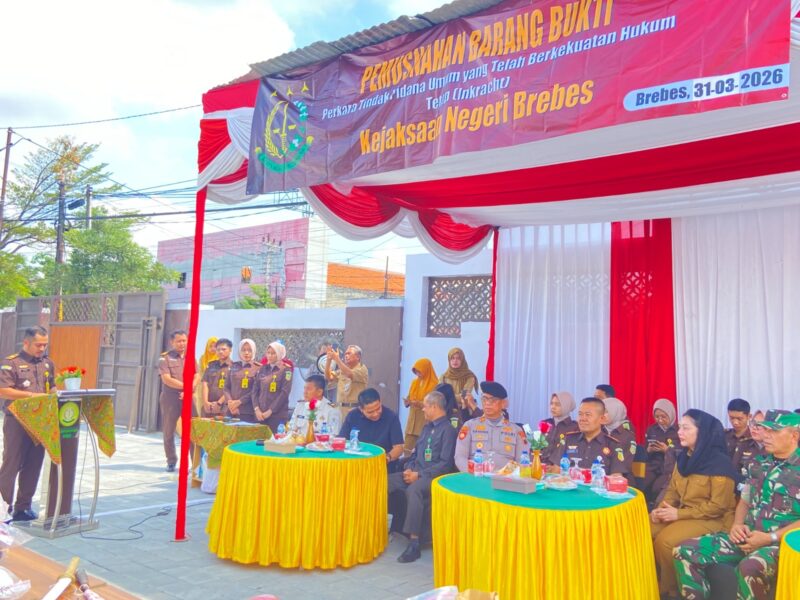 Kalpas Brebes Gowim Mahali menghadiri pemusnahan barang bukti di Kejari Brebes. Fot: ist