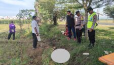Kapolsek Losari, AKP Sodikin, bersama anggota mengevakuasi jasad pria lansia dari saluran irigasi, Rabu sore, (8/4/ 2026). Foto: Kiriman warga.