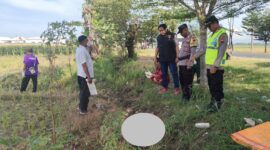 Kapolsek Losari, AKP Sodikin, bersama anggota mengevakuasi jasad pria lansia dari saluran irigasi, Rabu sore, (8/4/ 2026). Foto: Kiriman warga.