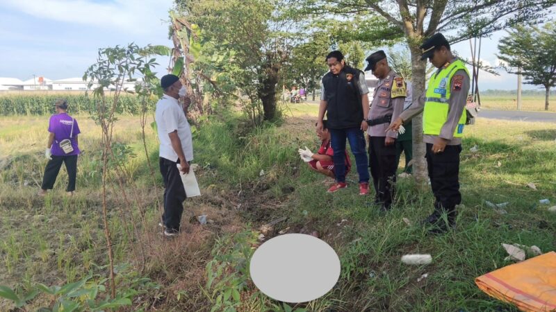 Kapolsek Losari, AKP Sodikin, bersama anggota mengevakuasi jasad pria lansia dari saluran irigasi, Rabu sore, (8/4/ 2026). Foto: Kiriman warga.