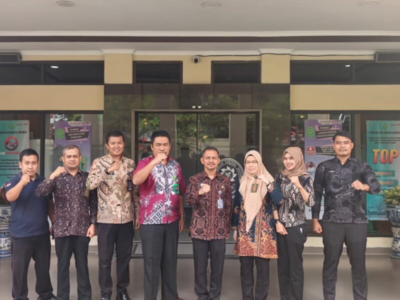 Kalapas Brebes Mudo Mulyanto mengunjungi Ketua Pengadilan Negeri Brebes Erica Mardaleni, Jumat (22/5). Foto: Ist