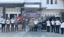 Kalapas Brebes Mudo Mulyanto bersama unsur TNI, Polri, dan BNN mendeklarasikan Ikrar Pemasyarakatan Bersih dari Handphone, Narkoba, dan Penipuan, Jumat (08/05/2025). Foto: Ismail