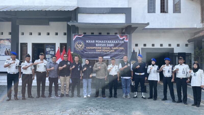 Kalapas Brebes Mudo Mulyanto bersama unsur TNI, Polri, dan BNN mendeklarasikan Ikrar Pemasyarakatan Bersih dari Handphone, Narkoba, dan Penipuan, Jumat (08/05/2025). Foto: Ismail