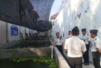 Kalapas Brebes, Mudo Mulyono tinjau budidaya lele. Foto: ist