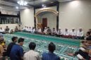 Warga binaan lapas brebes mengikuti pengajian Yassin dan pembacaan tahlil, di masjid At Taubah lapas. Foto: dok humas

 

 