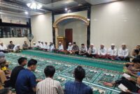 Warga binaan lapas brebes mengikuti pengajian Yassin dan pembacaan tahlil, di masjid At Taubah lapas. Foto: dok humas

 

 