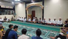Warga binaan lapas brebes mengikuti pengajian Yassin dan pembacaan tahlil, di masjid At Taubah lapas. Foto: dok humas

 

 