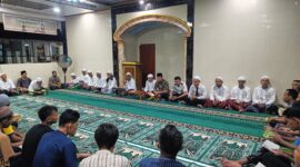 Warga binaan lapas brebes mengikuti pengajian Yassin dan pembacaan tahlil, di masjid At Taubah lapas. Foto: dok humas

 

 
