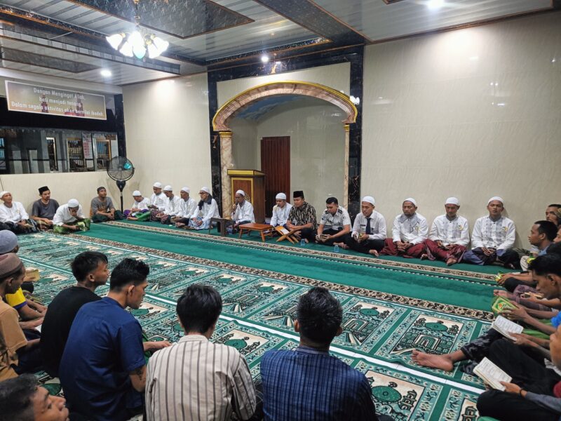 Warga binaan lapas brebes mengikuti pengajian Yassin dan pembacaan tahlil, di masjid At Taubah lapas. Foto: dok humas

 

 