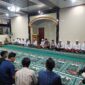 Warga binaan lapas brebes mengikuti pengajian Yassin dan pembacaan tahlil, di masjid At Taubah lapas. Foto: dok humas

 

 